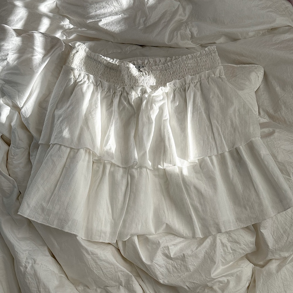 ˚₊· ͟͟͞͞➳❥ HYFVE White Ruffled Skirt (L)